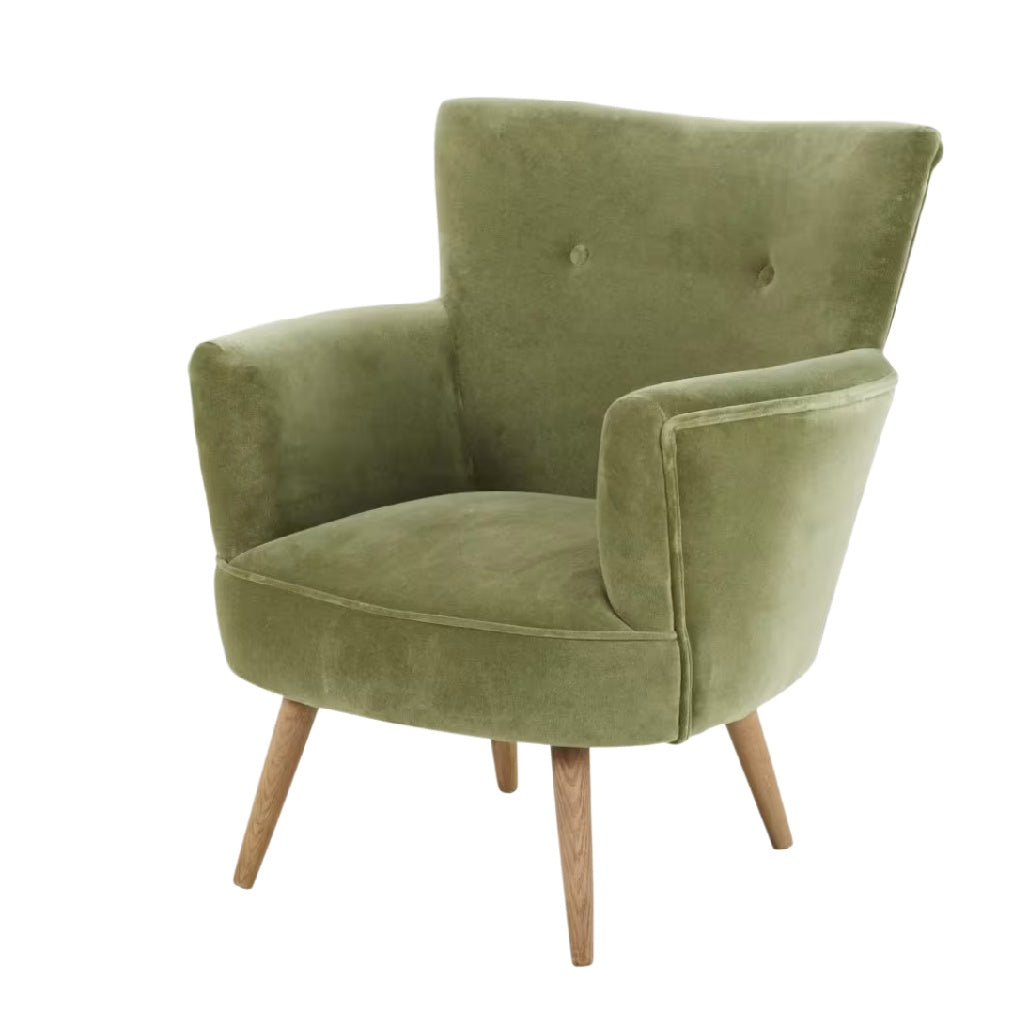 Fauteuil en velours vert avec pieds en bois, design moderne et confortable.