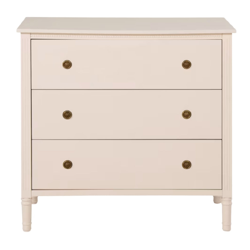 Commode en bois beige à trois tiroirs avec poignées en métal.
